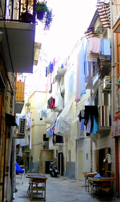 Street scene in Old Bari.JPG